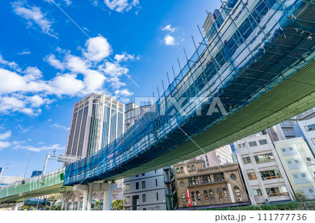 大阪市内の阪神高速 補修工事の足場 大阪市内の阪神高速 補修工事の足場 111777736