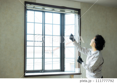 建具を点検をする作業員　 111777792