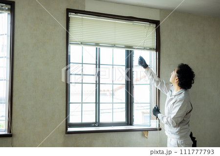建具を点検をする作業員　 111777793