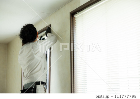 建具を点検をする作業員 建具を点検をする作業員 111777798