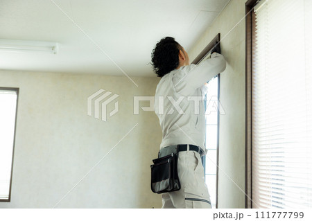 建具を点検をする作業員　 111777799