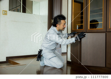 建具を点検をする作業員 建具を点検をする作業員 111777800