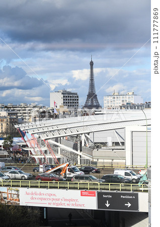 View of the Eiffel Tower from the roofs of the buildings towards Porte de Versailles 111777869