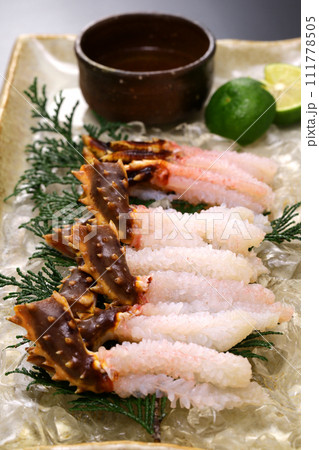 タラバガニの刺身。 冷しゃぶするとカニ足の身が花が咲いたようになります。 111778505