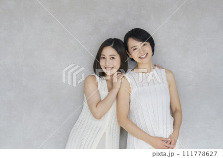 笑顔の20代と50代の女性　母娘 ビューティーイメージ　ポートレート 111778627