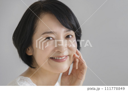 カメラ目線で微笑む50代前半の女性　ビューティーイメージ　ポートレート 111778849