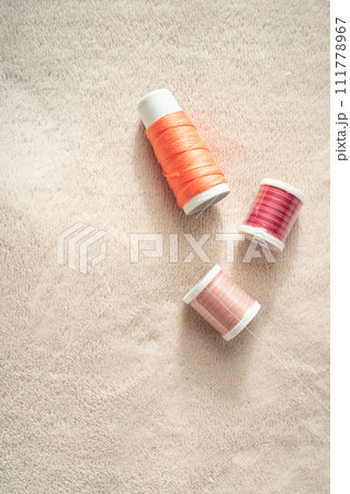 カラフルな糸 111778967