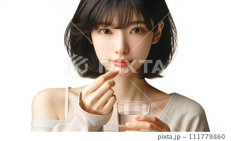 薬を飲む女性 111779860