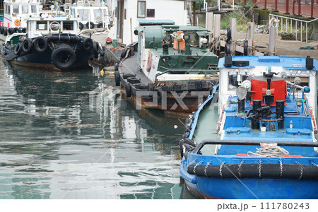 港の作業用ボート 港の作業用ボート 111780243