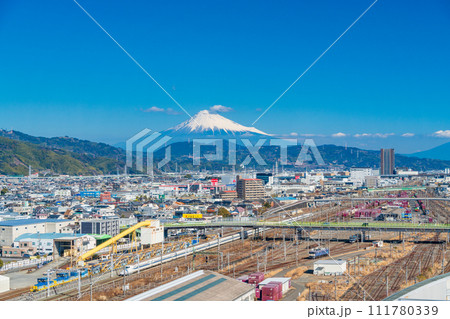 （静岡県）グランシップ展望室から眺める静岡貨物駅、後方に富士山 111780339
