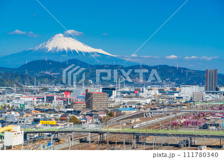 （静岡県）グランシップ展望室から眺める静岡貨物駅、後方に富士山 111780340