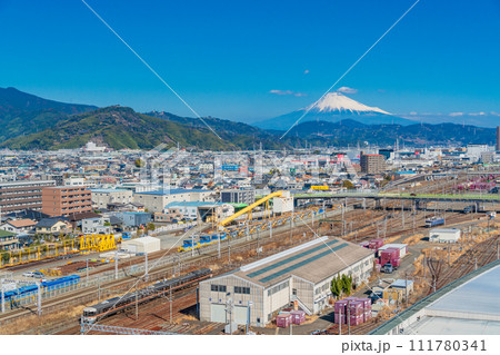 (静岡県)グランシップ展望室から眺める静岡貨物駅、後方に富士山 (静岡県)グランシップ展望室から眺める静岡貨物駅、後方に富士山 111780341