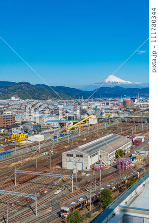 （静岡県）グランシップ展望室から眺める静岡貨物駅、後方に富士山 111780344