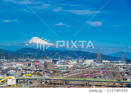 （静岡県）グランシップ展望室から眺める静岡貨物駅、後方に富士山 111780346