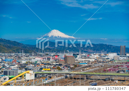 （静岡県）グランシップ展望室から眺める静岡貨物駅、後方に富士山 111780347