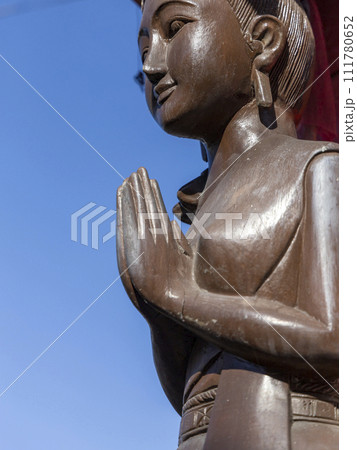 タイの木製の看板娘 111780652