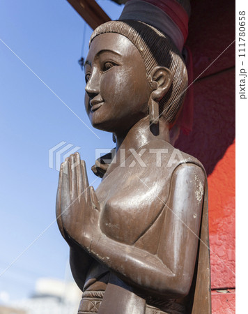 タイの木製の看板娘 111780658