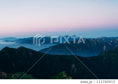 鹿島槍ヶ岳山頂から見る穂高連峰の景色 111780913