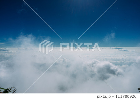 山から見る幻想的な雲海 山から見る幻想的な雲海 111780926