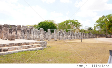 戦士の神殿前に並ぶ石柱群「千本柱の間」【メキシコ・チチェンイッツァ】 111781272