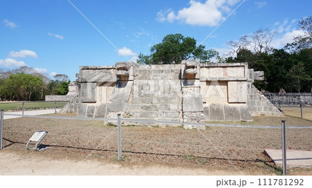 生贄の儀式に使われていたとされる、ジャガーとワシの台座【メキシコ・チチェンイッツァ】 111781292