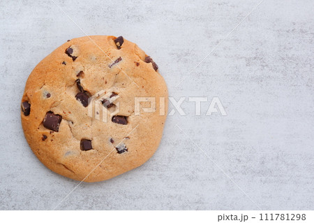 甘味のなかにほろ苦い風味が感じられるチョコチップクッキー 甘味のなかにほろ苦い風味が感じられるチョコチップクッキー 111781298
