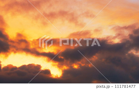 一部に暗雲もある夕焼け空の風景（埼玉県川口市付近） 111781477