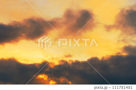 一部に暗雲もある夕焼け空の風景（埼玉県川口市付近） 111781481