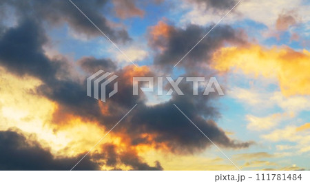 一部に暗雲もある夕焼け空の風景（埼玉県川口市付近） 111781484