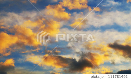 一部に暗雲もある夕焼け空の風景（埼玉県川口市付近） 111781491