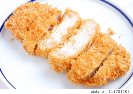 揚げ立てでサクサクの食感のおいしいロースカツ 111781502