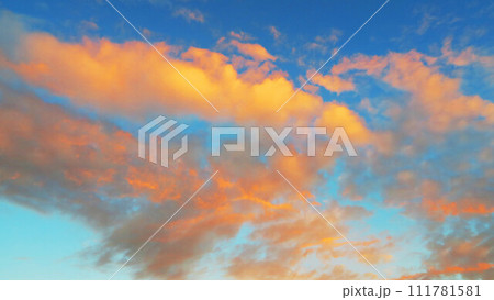 茜色の強い夕焼け空の美しい風景（埼玉県川口市付近） 111781581