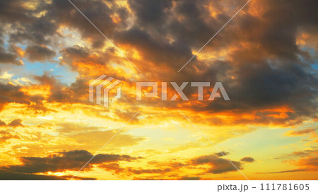 茜色の強い夕焼け空の美しい風景(埼玉県川口市付近) 茜色の強い夕焼け空の美しい風景(埼玉県川口市付近) 111781605