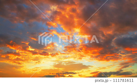 茜色の強い夕焼け空の美しい風景（埼玉県川口市付近） 111781611