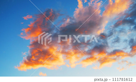 茜色の強い夕焼け空の美しい風景(埼玉県川口市付近) 茜色の強い夕焼け空の美しい風景(埼玉県川口市付近) 111781612