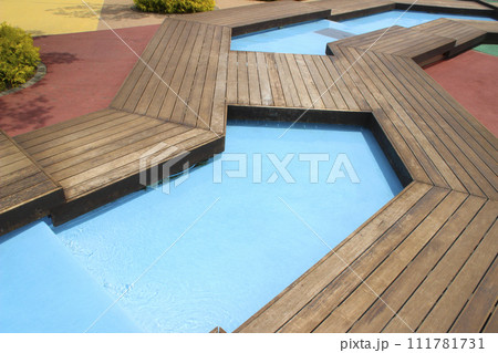 水辺のウッドデッキ 111781731