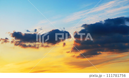 暗雲(黒雲)も広がる夕焼け空の美しい風景(埼玉県川口市付近) 暗雲(黒雲)も広がる夕焼け空の美しい風景(埼玉県川口市付近) 111781756