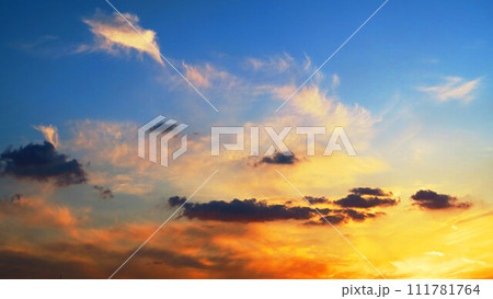 暗雲（黒雲）も広がる夕焼け空の美しい風景（埼玉県川口市付近） 111781764