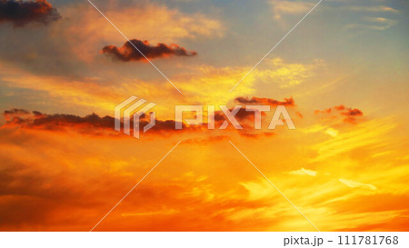 暗雲(黒雲)も広がる夕焼け空の美しい風景(埼玉県川口市付近) 暗雲(黒雲)も広がる夕焼け空の美しい風景(埼玉県川口市付近) 111781768