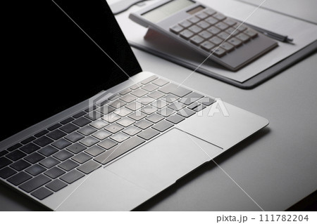 テーブルの上のノートパソコン 111782204