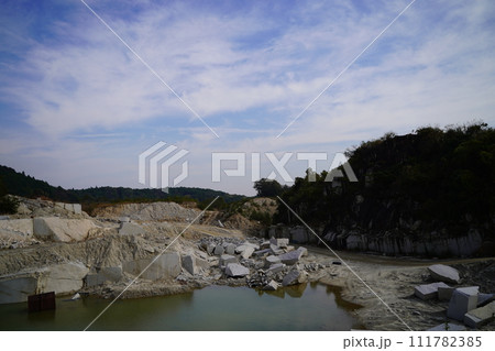 石切山脈（いしぎりさんみゃく）は日本の茨城県笠間市にある日本最大の稲田石の採石場。 111782385