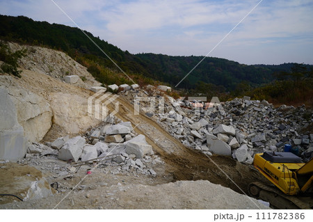 石切山脈（いしぎりさんみゃく）は日本の茨城県笠間市にある日本最大の稲田石の採石場。 111782386