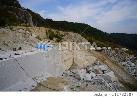 石切山脈（いしぎりさんみゃく）は日本の茨城県笠間市にある日本最大の稲田石の採石場。 111782387