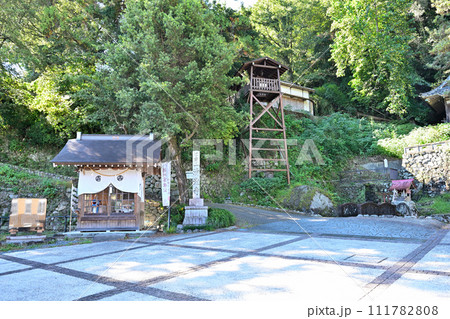 徳川家康の長男信康の墓がある「信康山清瀧寺」と井戸櫓 徳川家康の長男信康の墓がある「信康山清瀧寺」と井戸櫓 111782808