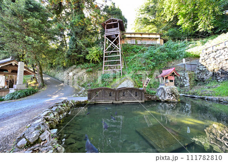 徳川家康の長男信康の墓がある「信康山清瀧寺」と井戸櫓 111782810