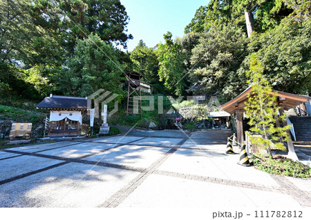 徳川家康の長男信康の墓がある「信康山清瀧寺」と井戸櫓 111782812
