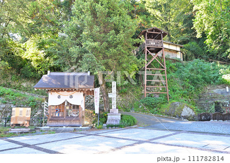 徳川家康の長男信康の墓がある「信康山清瀧寺」と井戸櫓 111782814