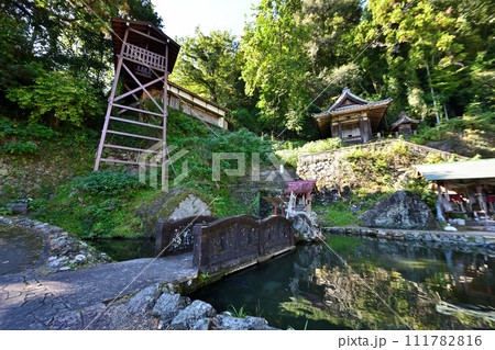 徳川家康の長男信康の墓がある「信康山清瀧寺」と井戸櫓 111782816