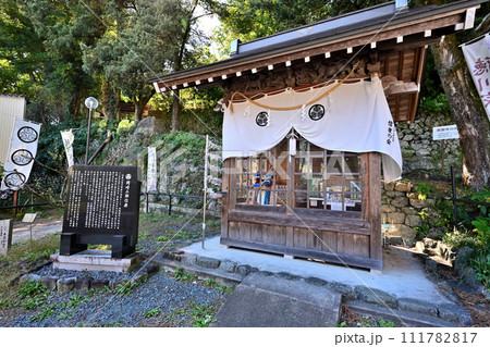 徳川家康の長男信康の墓がある「信康山清瀧寺」と井戸櫓 111782817