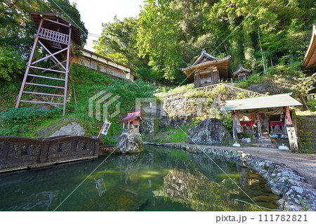 徳川家康の長男信康の墓がある「信康山清瀧寺」と井戸櫓 111782821